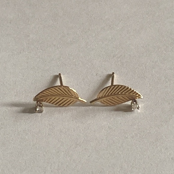 14K Solid Yellow Gold Leaf Earrings with Diamond Accents. Vintage - Real Gold. - Picture 10 of 12